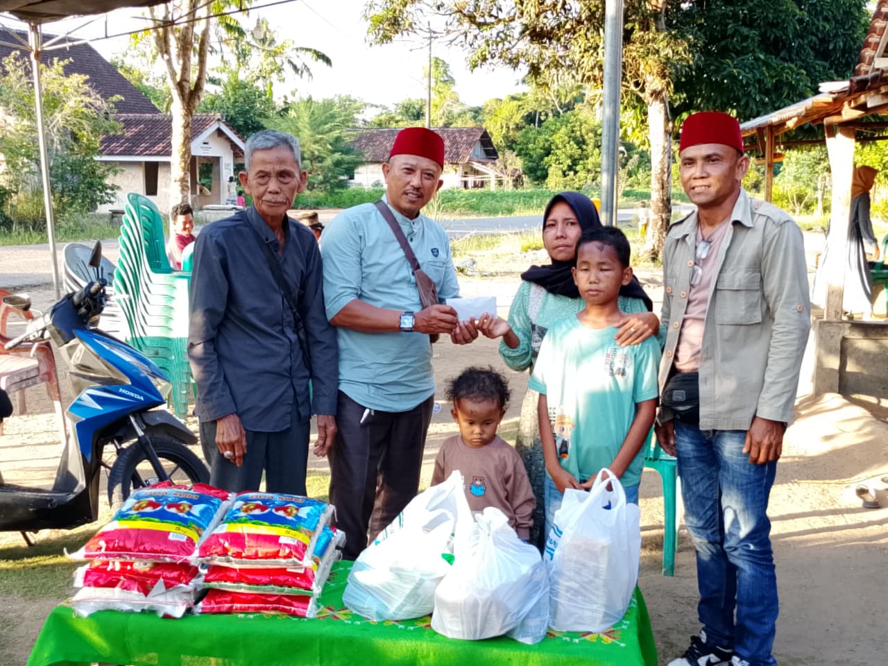 Korban Jalan Berlubang, Warga Tubaba Bantu Keluarga Karim