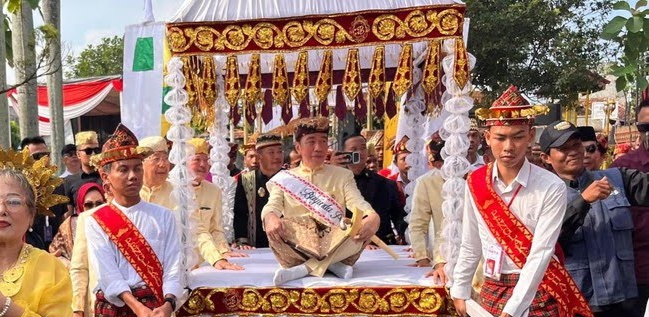 Jokowi Terima Gelar Adat Baginda Pemuka Bangsa di Lampung
