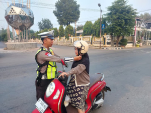 Gatur Rawan Pagi Satlantas Lampung Utara Ingatkan Helm SNI