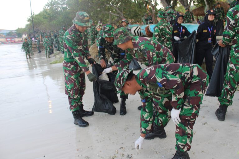 Aksi Bersih Pantai Lanal Lampung Dukung Gerakan Radin Inten Asri