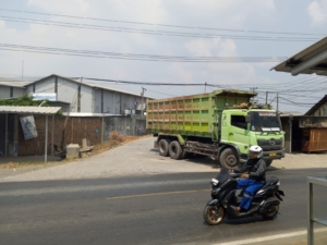 Debu Dusun Kemang Ganggu Warga, Truk Proyek Gudang Kopi Disorot