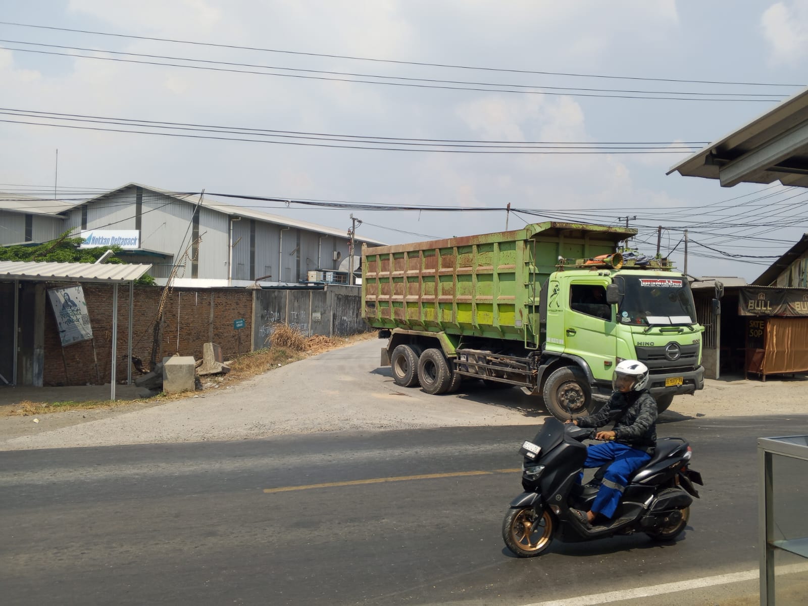 Debu Dusun Kemang Ganggu Warga, Truk Proyek Gudang Kopi Disorot