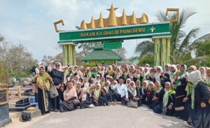 Ziarah Muslimat NU Jati Agung, 100 Jamaah Padati Makam KH Gholib