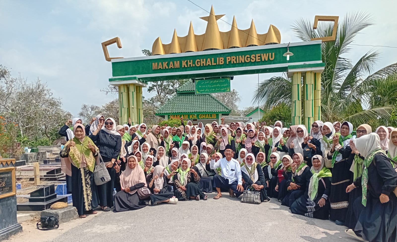 Ziarah Muslimat NU Jati Agung, 100 Jamaah Padati Makam KH Gholib