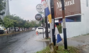 Trotoar Hostel Melana Diduga Jadi Area Parkir Kendaraan