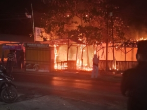 Warung Terbakar Sukanegara, Diduga Picu Api Sampah Malam Ini