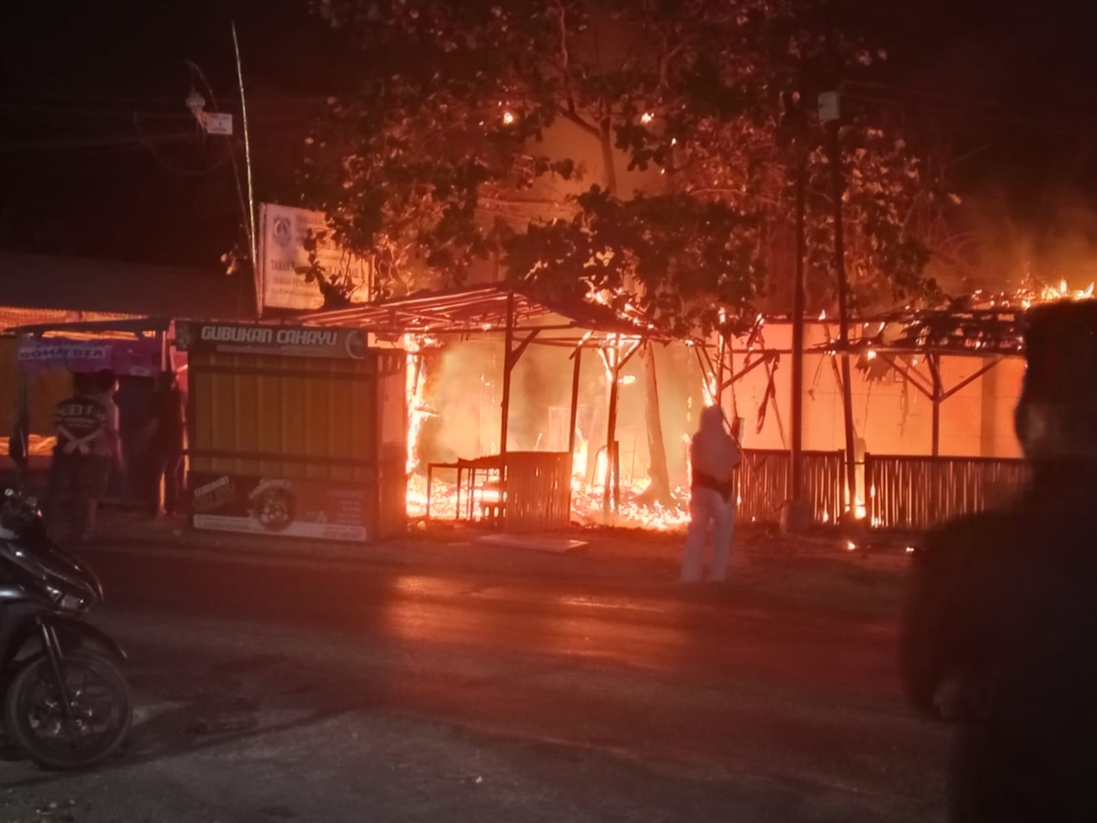 Warung Terbakar Sukanegara, Diduga Picu Api Sampah Malam Ini