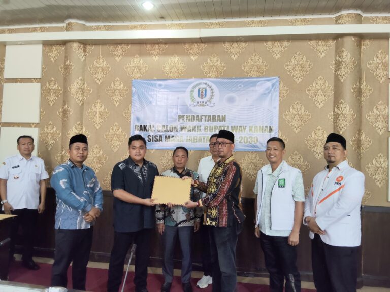 Dua Calon Wakil Bupati Way Kanan Daftar ke DPRD