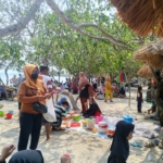 Debu Vulkanik Tak Surutkan Wisatawan ke Pantai Pasir Putih