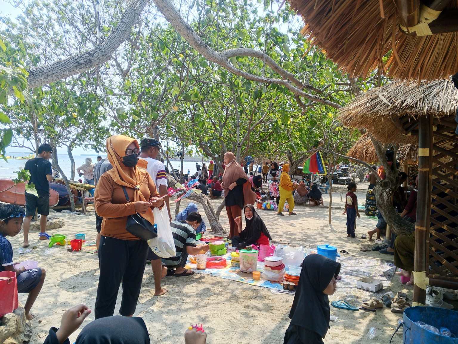 Debu Vulkanik Tak Surutkan Wisatawan ke Pantai Pasir Putih