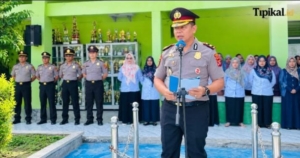 Wakapolres Pesisir Barat Bina Upacara di MAN 1