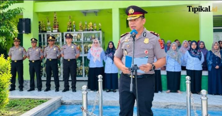 Wakapolres Pesisir Barat Bina Upacara di MAN 1